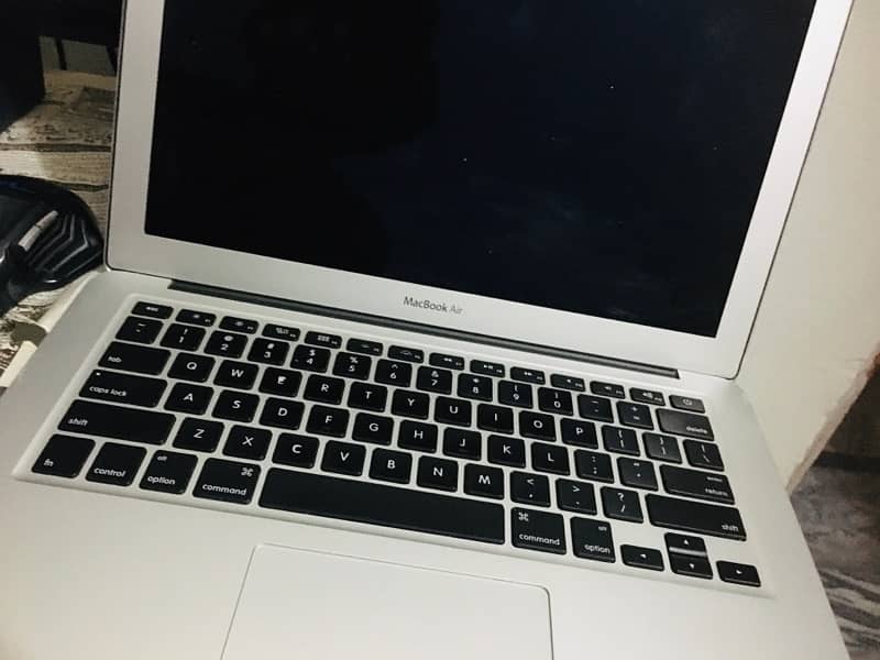 MacBook Air 2011 Core i5 - Ultra Slim and light weight 2