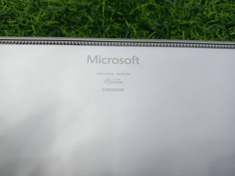 Microsoft surface Laptop 2, i5 8th Gen 4k Touch display 256SSD M2 8GB 9