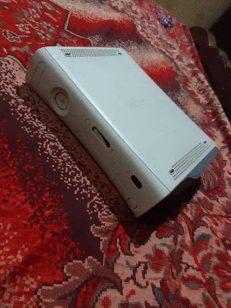 Urgent sale 60 CDs new not used aik wire controller  aur Sath Xbox 360 3