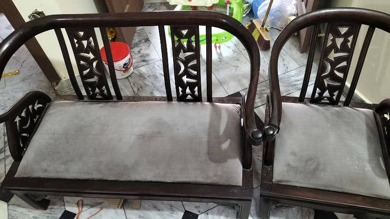 5 seater wooden sofa . 1 seat is broken can be repaired 1