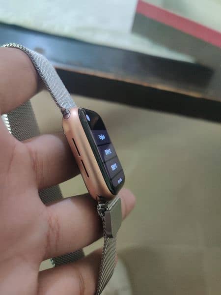 Apple Watch Series 6 Cellular 40mm iCloud Locked 3