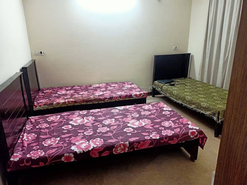 Tulip Boys Hostel/Living space/Accomodation/Room in E11 3