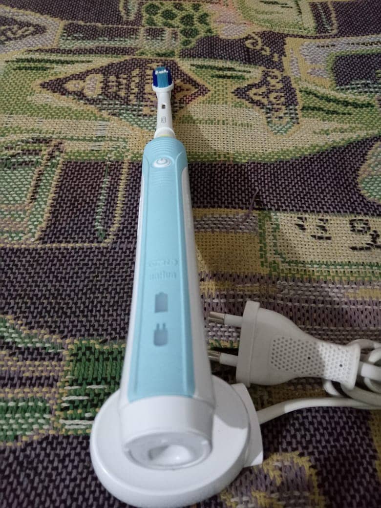 ORIGINAL ORAL B PROFESSIONAL CARE 550 RECHARGABLE ELECTRIC TOOTH BRUSH 1