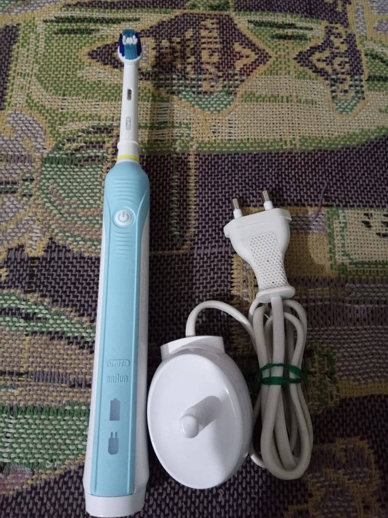 ORIGINAL ORAL B PROFESSIONAL CARE 550 RECHARGABLE ELECTRIC TOOTH BRUSH 1