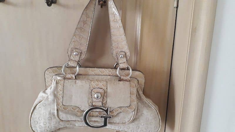 one Guess shoulder bag, 0