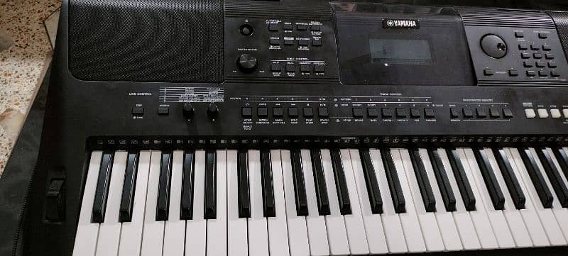 Yamaha PSR E 453 almost Brand New condition 1