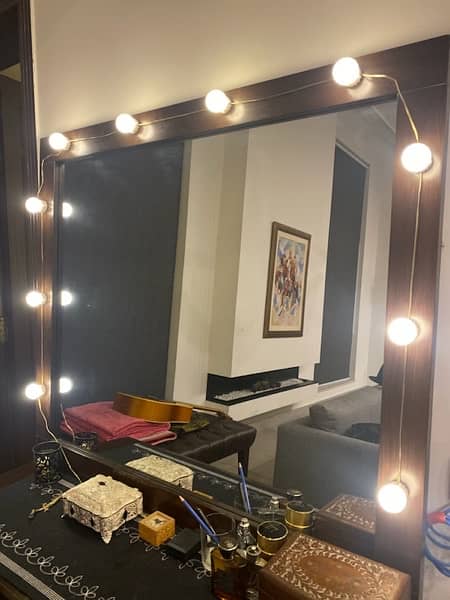 mirror with vanity lights 1