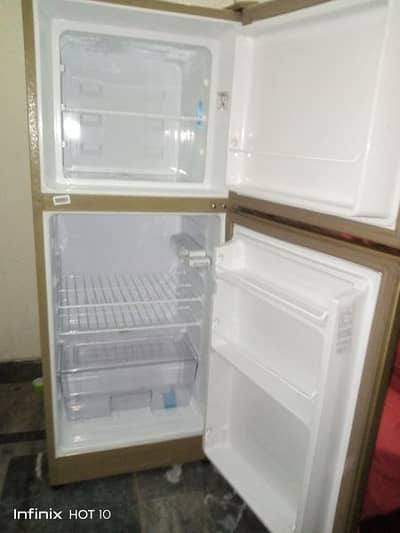 Dowlance new fridge only 2 moth used small size