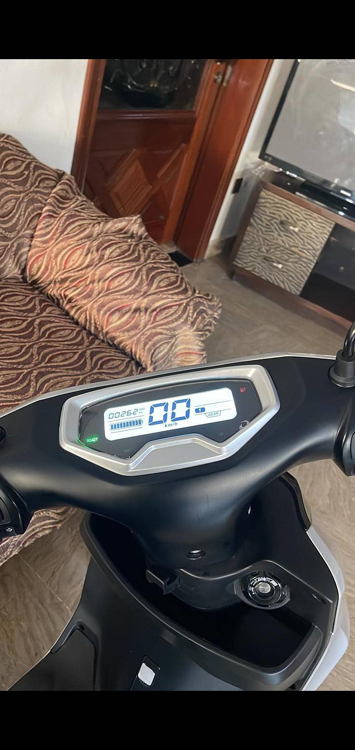 Metro T9 electric scooter 1 charge 105 Km drive 2