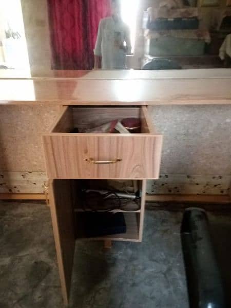 Urgent Sale: Polar Salon Accessory Table with Mirror 0