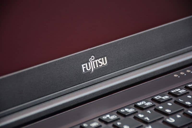 Fujitsu LifeBook U747 i5 7th gen Laptop 5