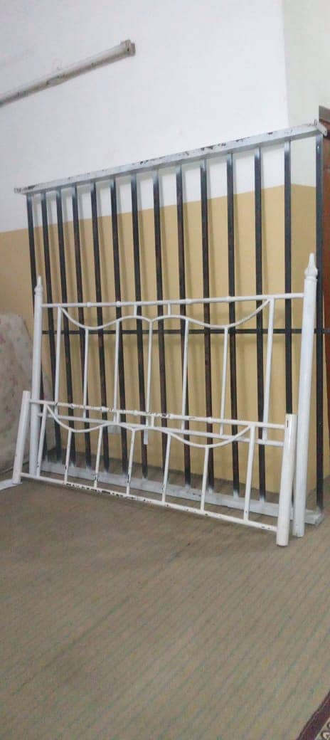 Iron bed king size 0
