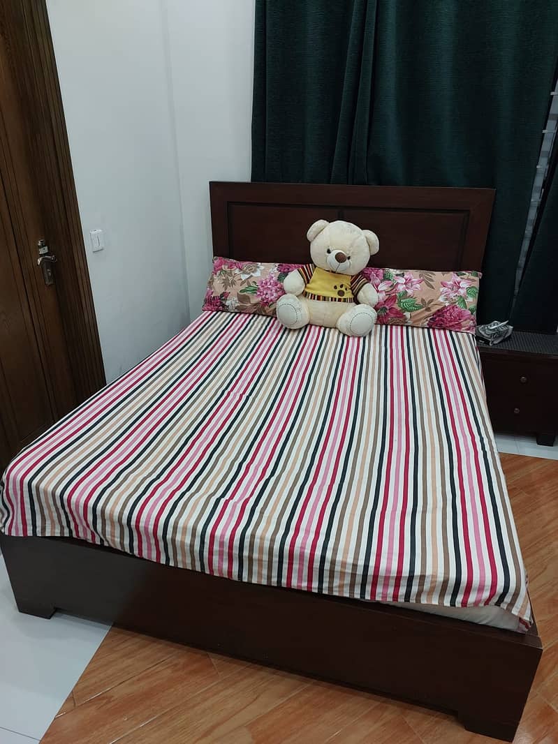 Queen size bed set with matress 0