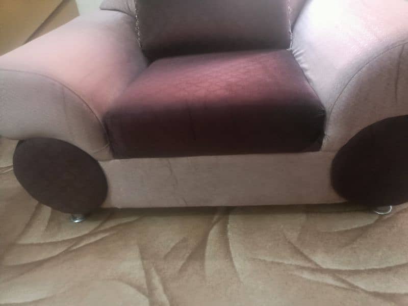 5 seater sofa set new condition . imported velwat cloth poahesh 1