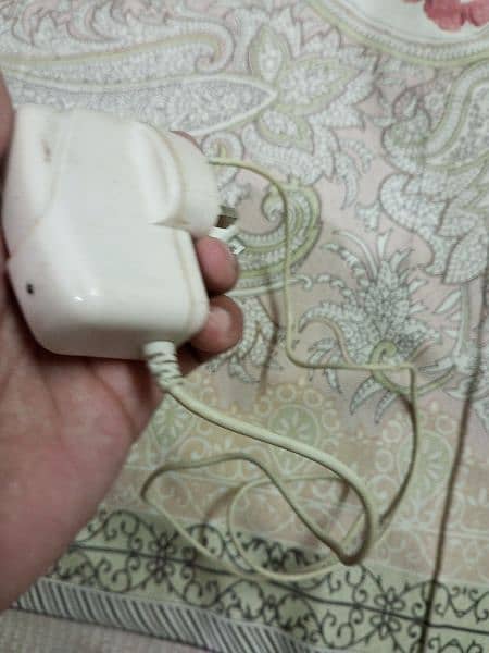 Urgent Sale: iPhone 4 Charger and Huawei Charger + Cable, 0