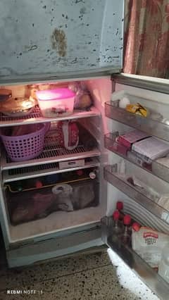 DAWLANCE  FRIDGE. OKAY CNDITION. .