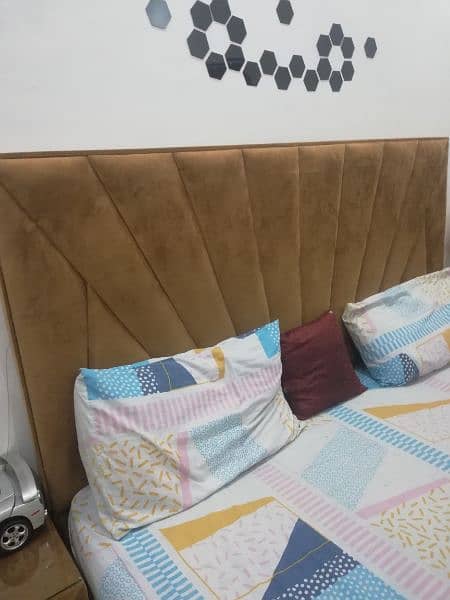 bed set very good condition 1