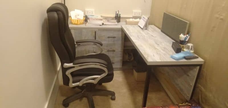 Modern Office Workstations for Sale in Karachi – Affordable Prices! 3