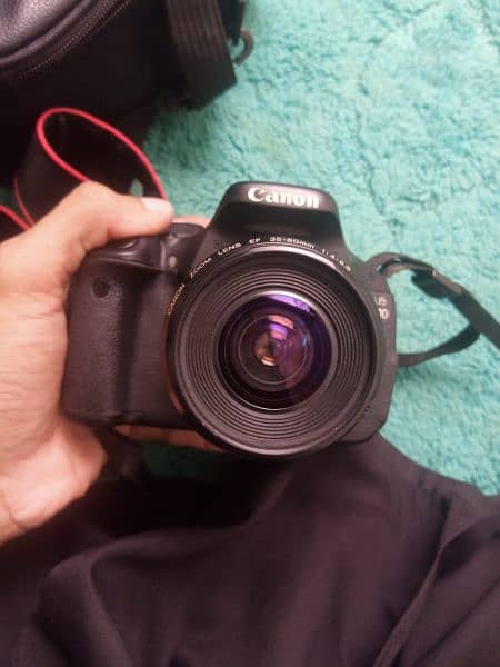 Canon. 600d
1 lence
2 betry
1 charger
1 bag 4