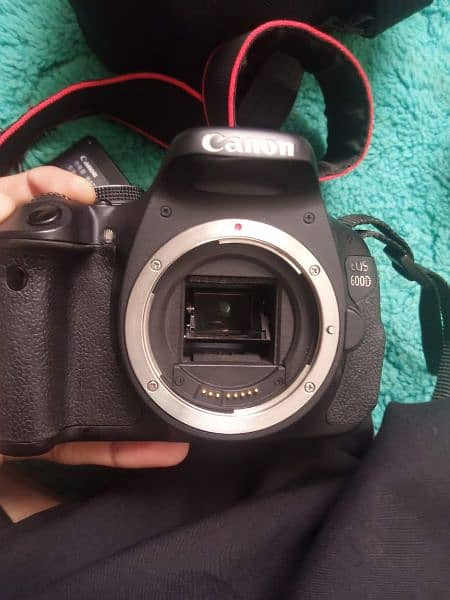 Canon. 600d
1 lence
2 betry
1 charger
1 bag 7