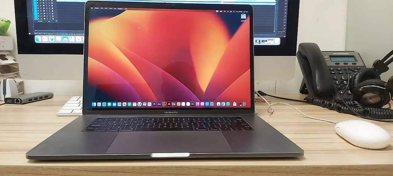 MacBook Pro 2018 Touch Bar,  15.4" Retina Big Display 1