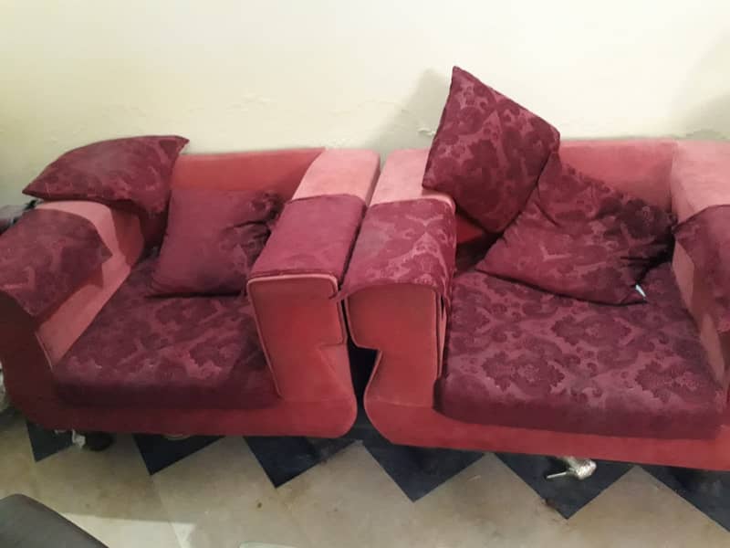 4 Seater sofa good quality 0