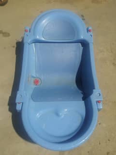 heavy plastic baby bather with size adjustment locks with water drain