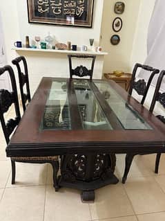 very good condition dinning table with 6x chaiirs. 0