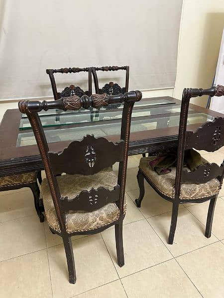 very good condition dinning table with 6x chaiirs. 2