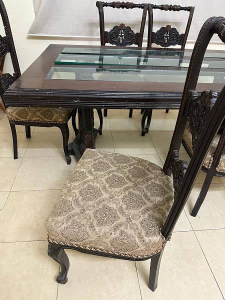 very good condition dinning table with 6x chaiirs. 3