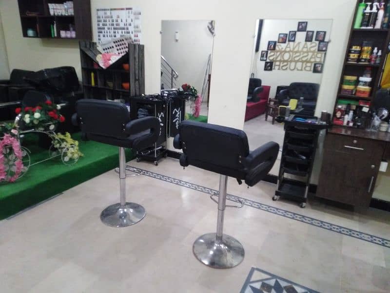 Running beauty saloon for Sale 12