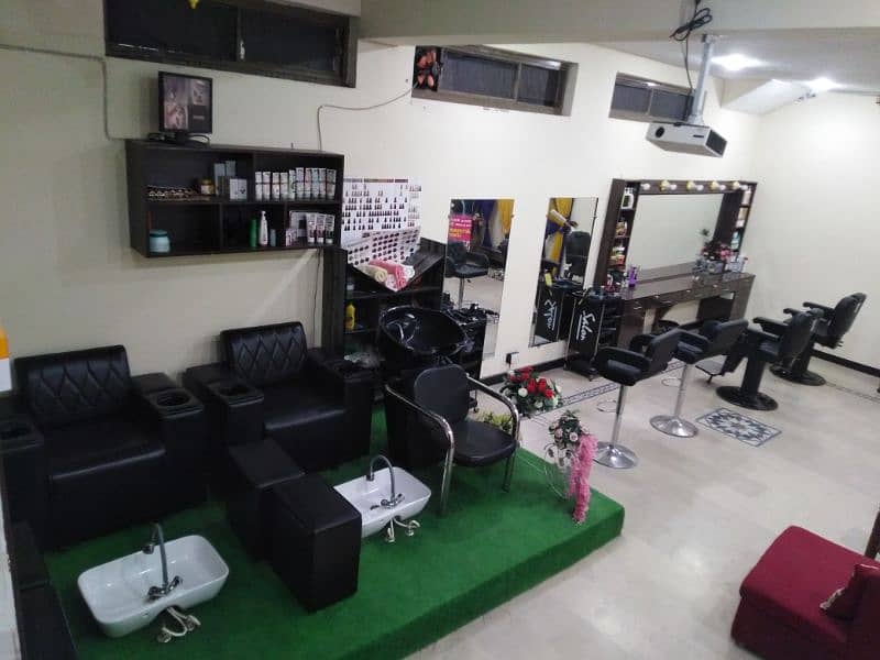 Running beauty saloon for Sale 13