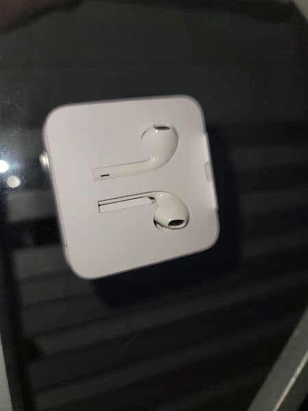 Apple EarPods with Lightning Connector 2