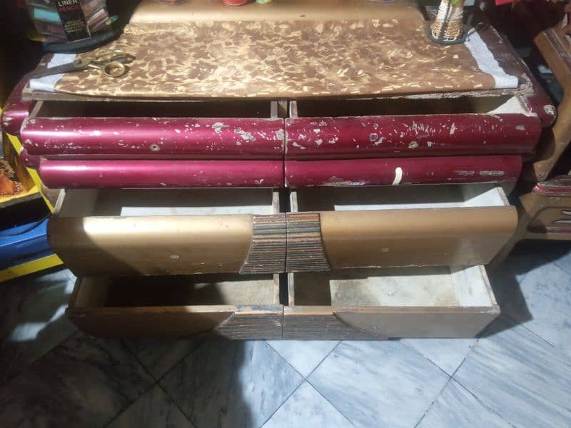 Used dresing tabell with sitting tabel, Golden Deco paint. 2