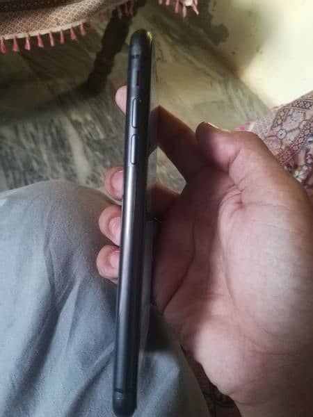 iPhone 11 jv 64gb black colour[wareenty 2 month abi ha] 3