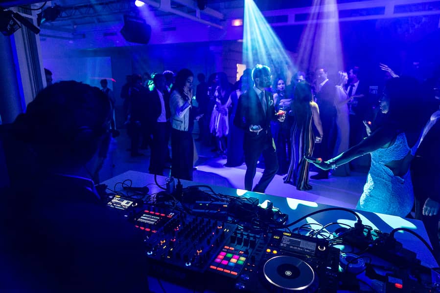 DJ Sound For Dance Parties , Dancing Floor , Disco Lights , Smoke etc 0