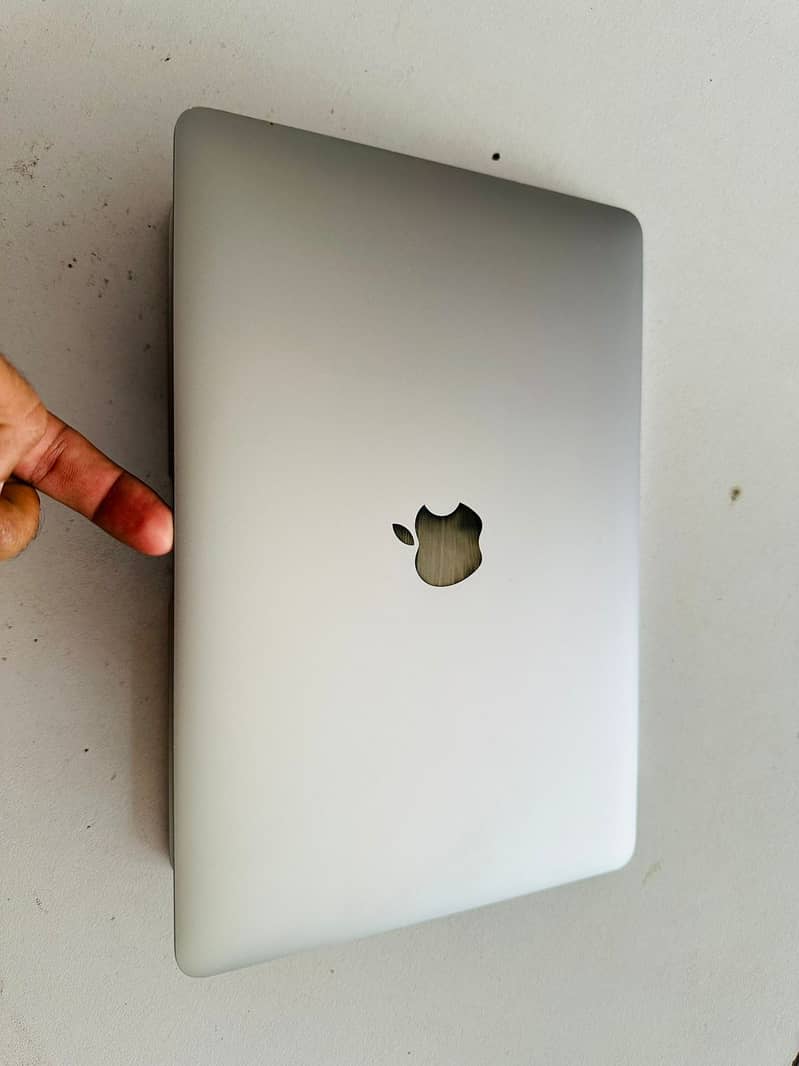 Apple Macbook  Pro 2018  gray 1