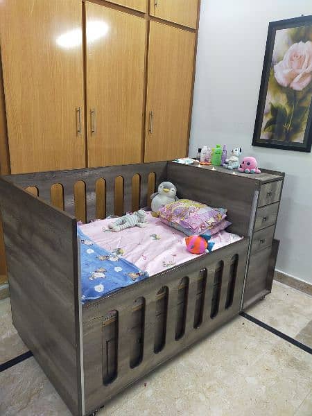Baby cot in very good condition 1