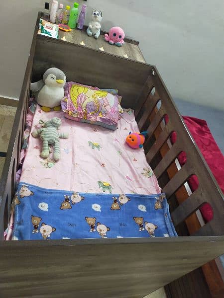 Baby cot in very good condition 2