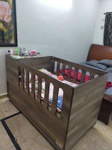 Baby cot in very good condition 3