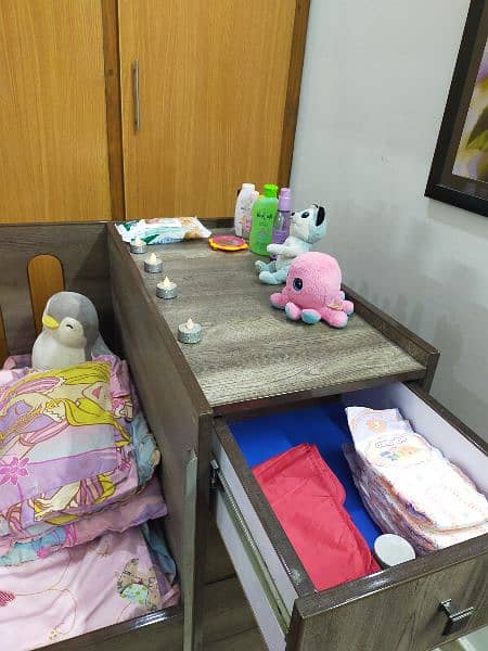 Baby cot in very good condition 4