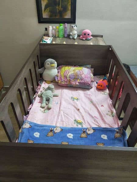 Baby cot in very good condition 6