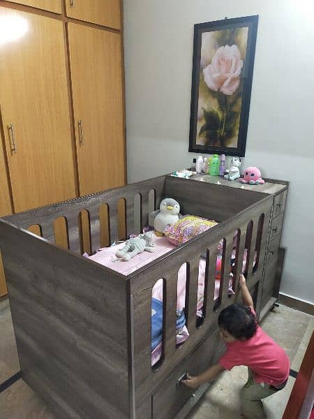 Baby cot in very good condition 7