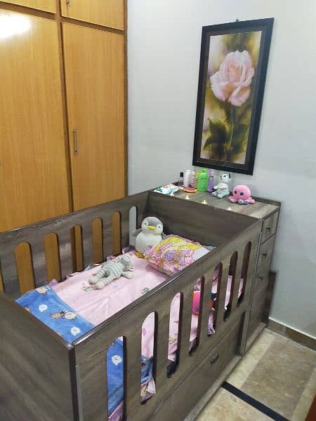 Baby cot in very good condition 8