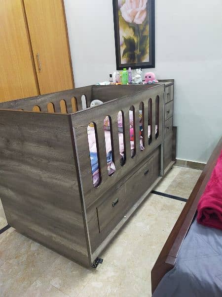 Baby cot in very good condition 10