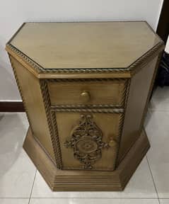 Bed side tables for sale. (Pair)