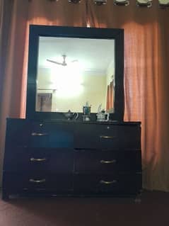 Large capacity dressing table