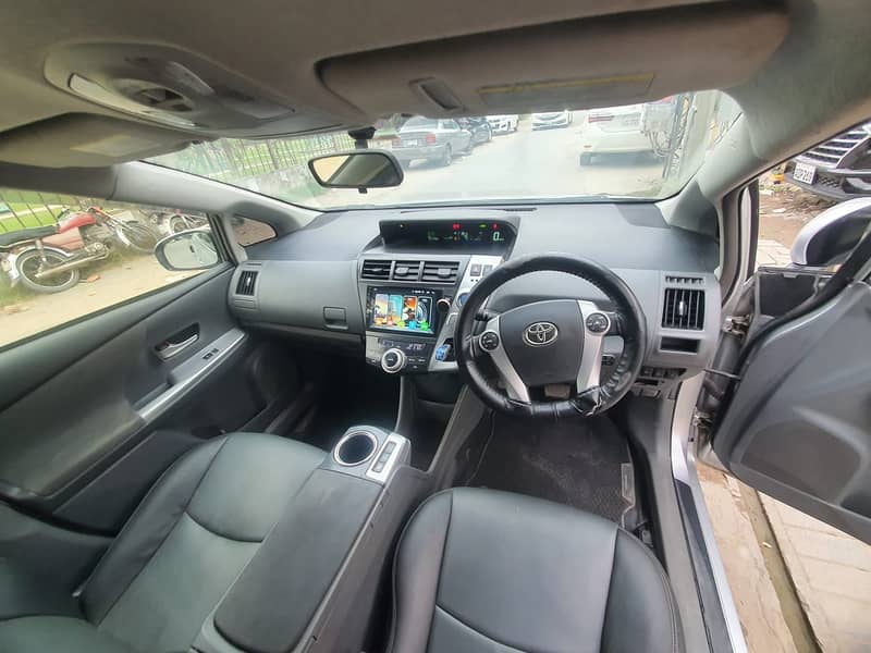 Toyota Prius Alpha S 2012 10