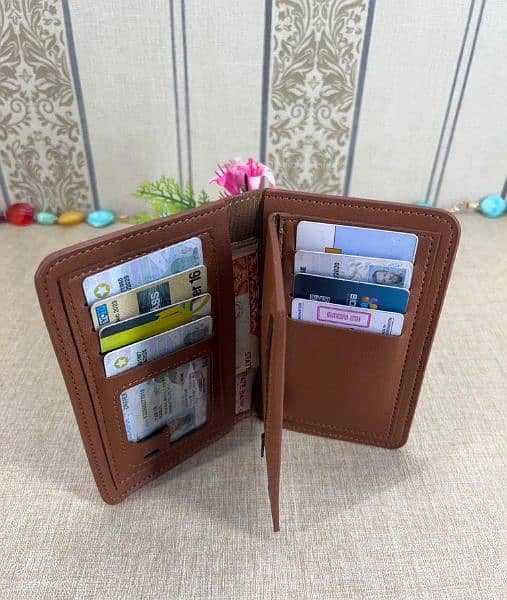 •  Material: Leather
•  Product Type: Wallet
• 1