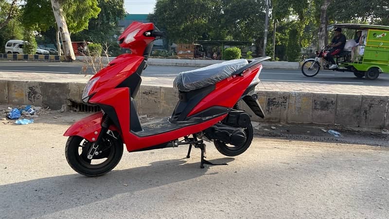 fully automatic scooter in low price available at ow motors 125cc petr 1